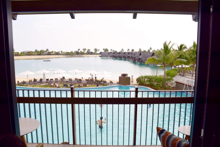 客室の窓とバルコニー