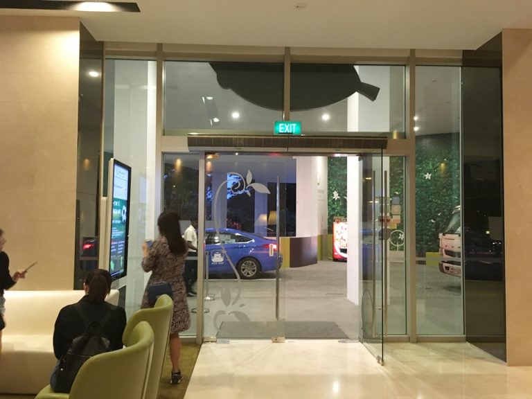 フロントから見た入口