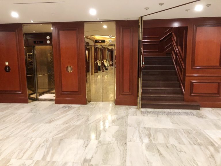 エントランスから見たエレベーターと階段