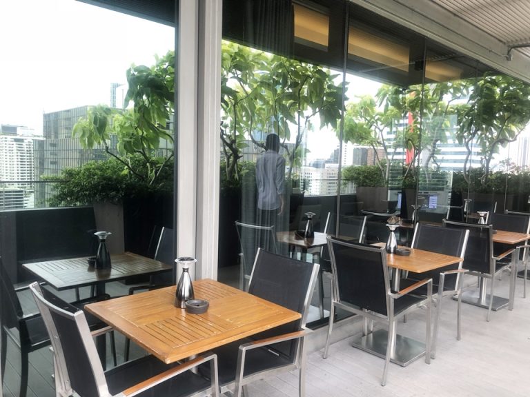 クラブラウンジの屋外スペース。タバコが吸えるので喫煙者でもゆっくり出来ます。