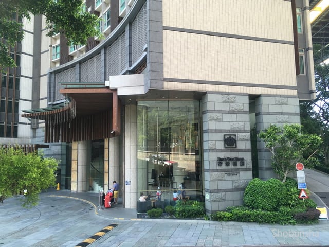 入り口までは緩い下り坂になっています