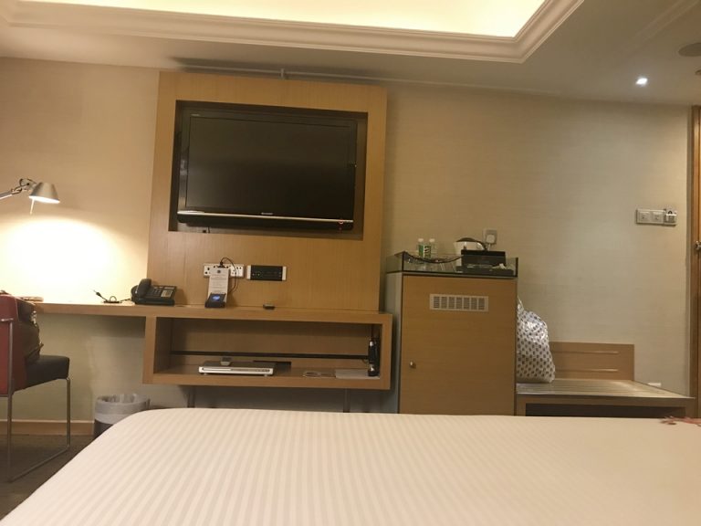 ベッド方向からテレビ