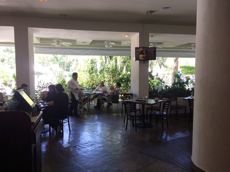 プールに面した席