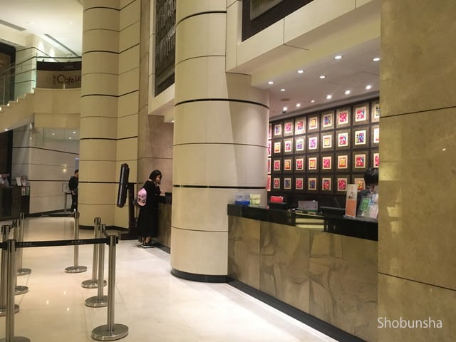 フロントカウンター前のスペースは結構広いです