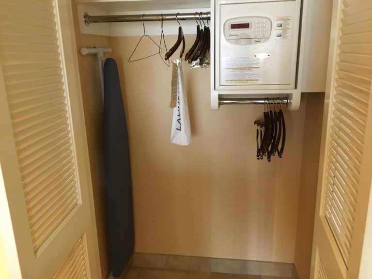 クローゼット内観