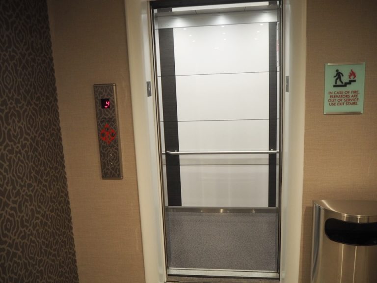 エレベーター内