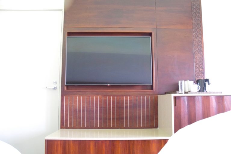 ベッドの足元方向にあるテレビ