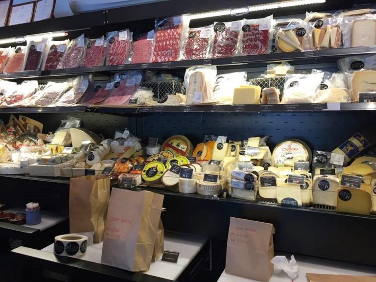 チーズもワインも豊富