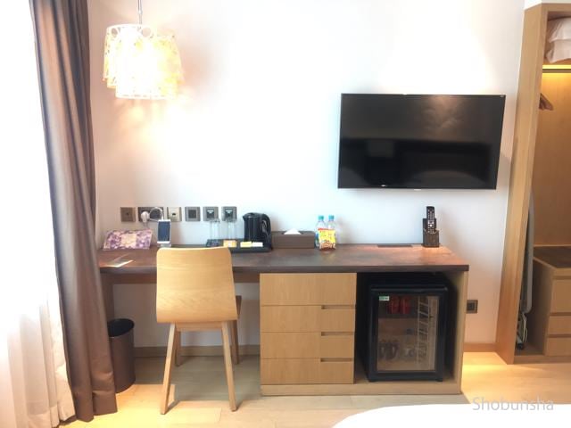 デスク上の照明がおしゃれです。