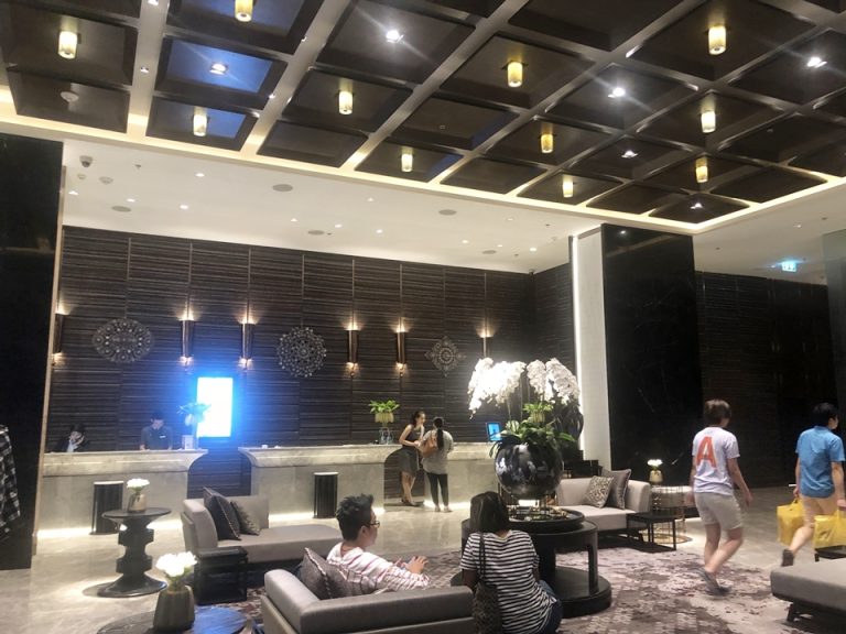 ロビーは大きめのソファが配置されています