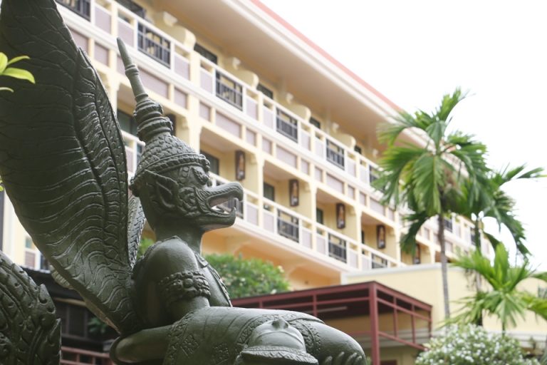 プールサイドのオブジェ1