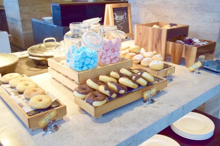 ドーナツとメレンゲ菓子