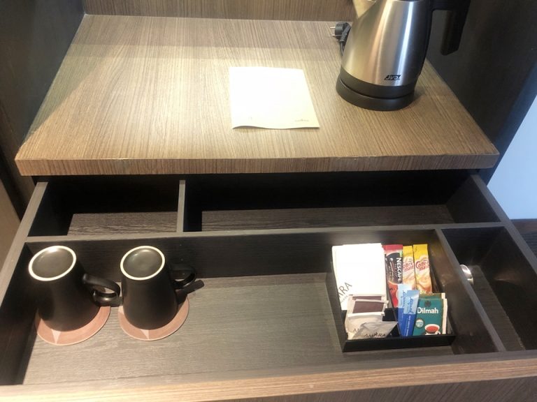 セットされている紅茶とコーヒー。