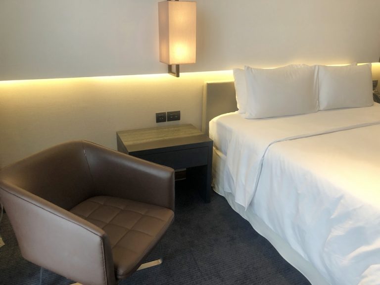 ソファは1人掛けタイプ。窓際に移動させて夜景を見るのにピッタリでした。