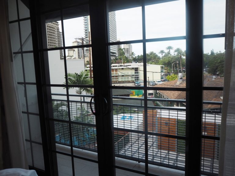 光が差し込む窓