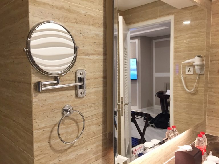 バスルームの鏡