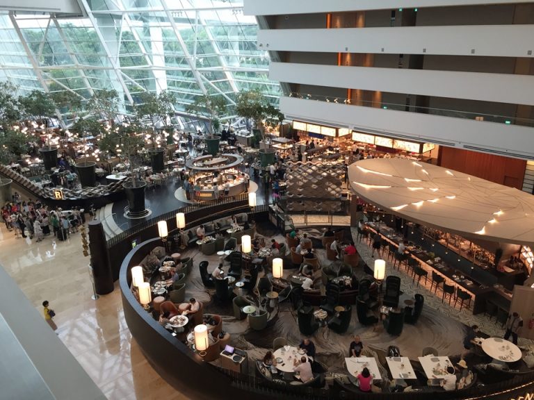 ラウンジRENKU、レストランRIZE全景