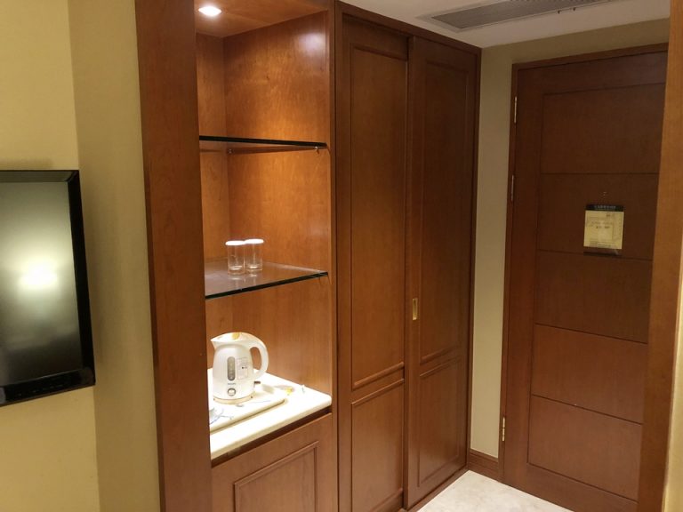 ベッド側から見た内扉とカフェバー