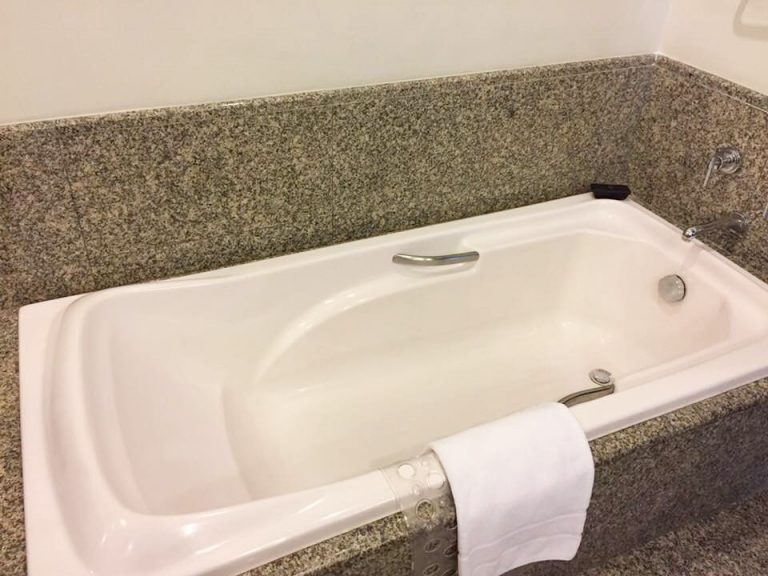 足がゆったり伸ばせるバスタブ