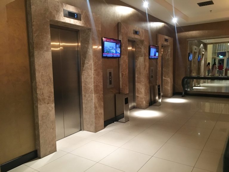 エレベーターホール (2)