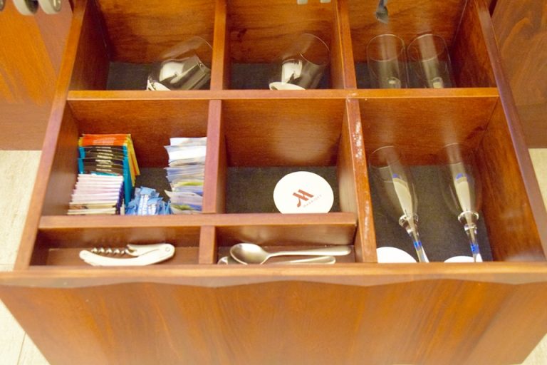 客室の引き出しにはグラスやコーヒーを収納