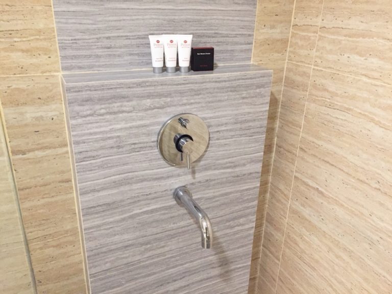 シャワールームの中の水道