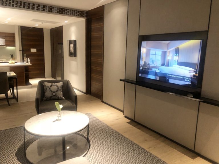 テレビが壁掛けタイプなので部屋がより一層広く感じます