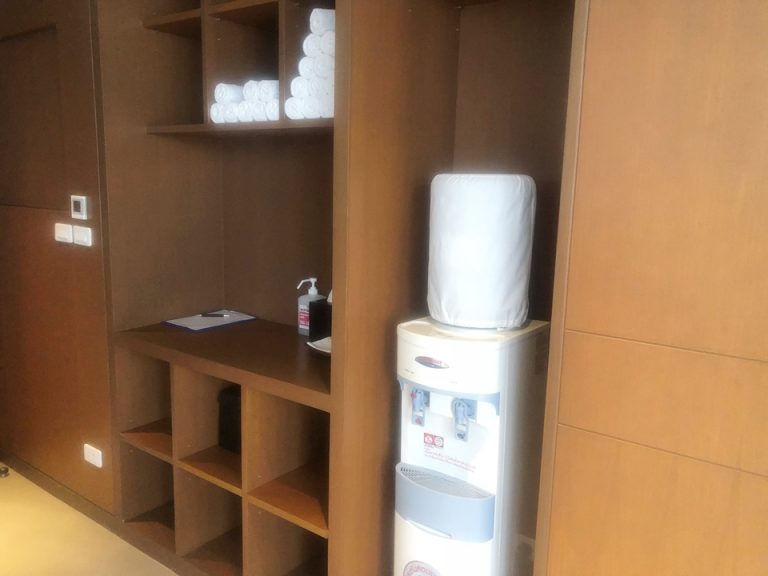 ジム内に用意されているウォーターサーバーとおしぼり。