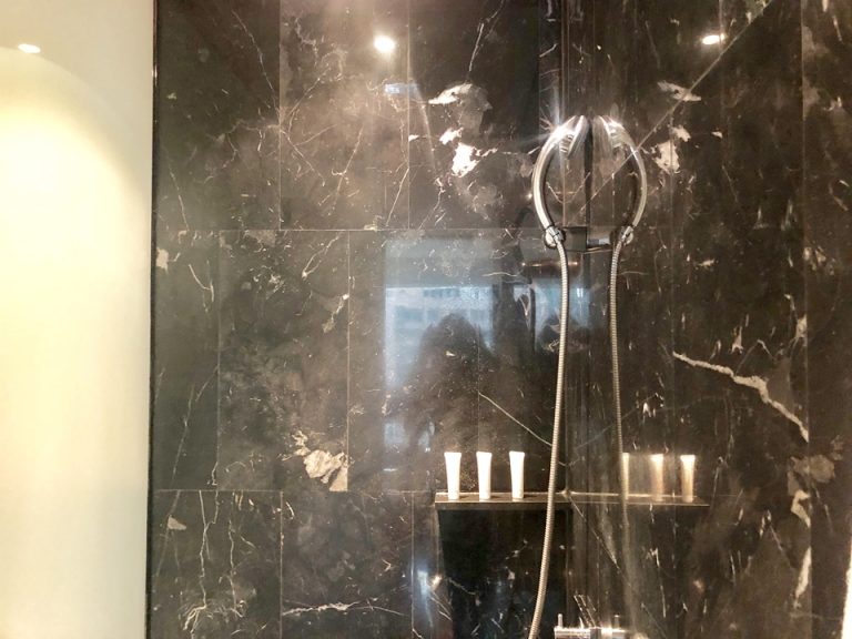 バスタブの他に独立したシャワーブースがありました。