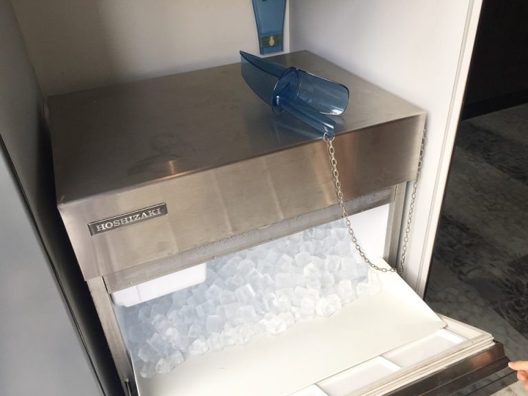 プール横の製氷機