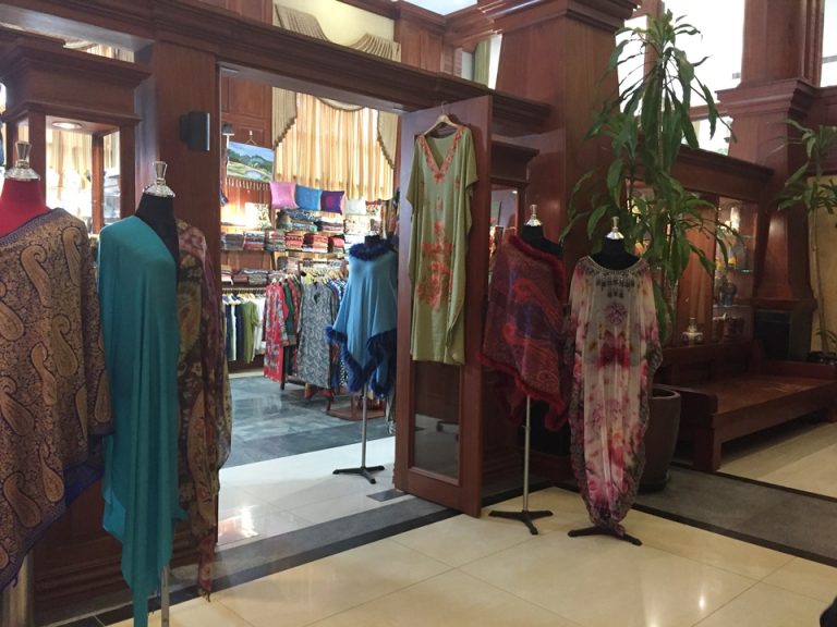 ホテル内のお土産屋さん(入口付近)