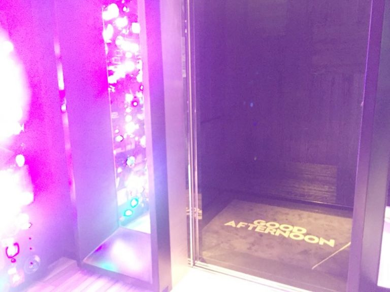 エレベーターのマットレスは朝昼晩によって文字が変わる