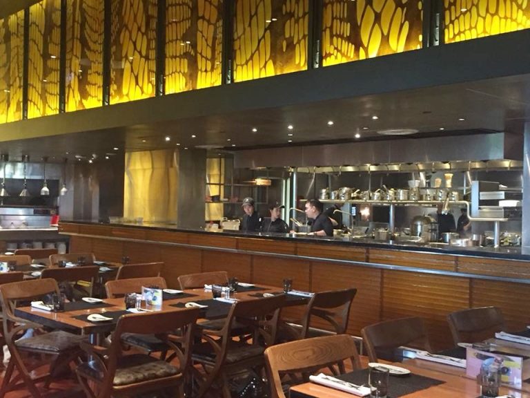 館内のレストラン the Kitchen table