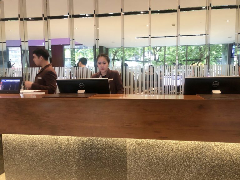 チェックインカウンター