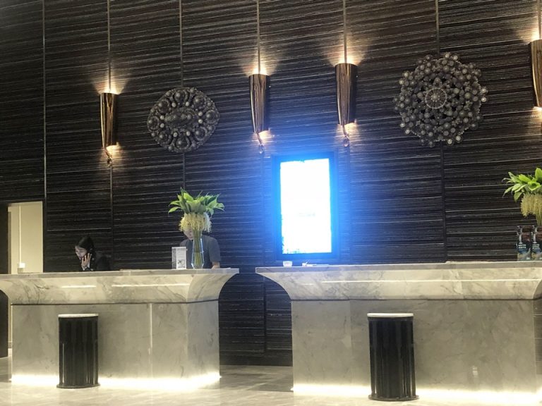 チェックインカウンター