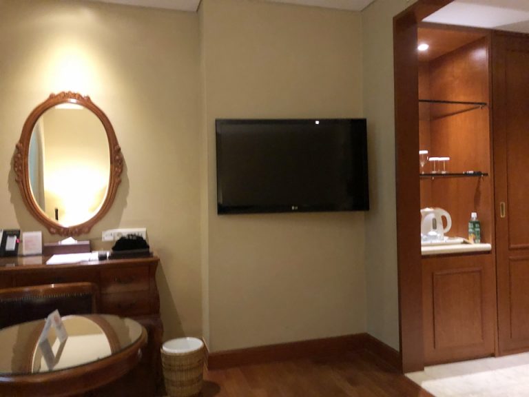 ベッドから見たテレビ