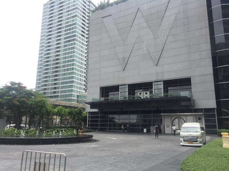 外観 夜にはこのWの文字が光る