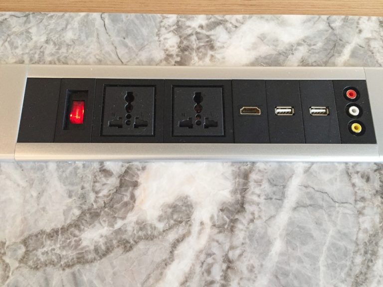 プラグ(通常2、HDMI1、USB2)