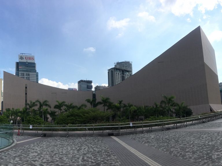 香港文化中心。クラシックコンサートだけでなく、中国の伝統的な舞台も上演されます。
