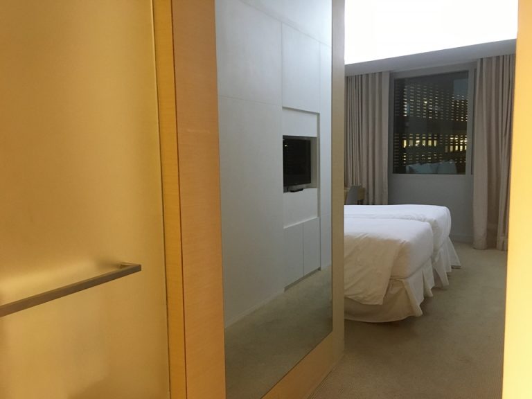 バスルーム前と全身鏡01