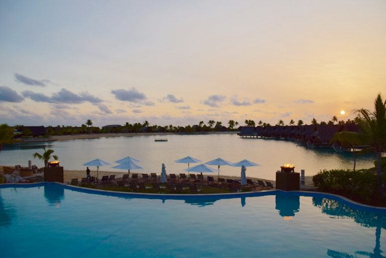 客室のテラスからサンセットを望む