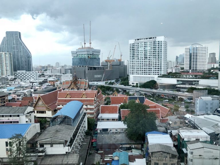 部屋からはタイらしいお寺を見ることが出来ました。