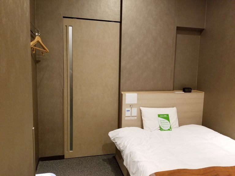 客室から入口方面(内扉を閉めた状態t)