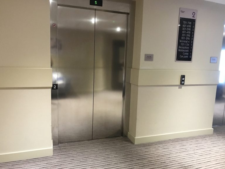 客室階エレベーターホール