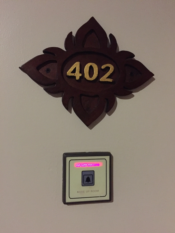 部屋の入口の標識(中でDon’t Disturbボタンを押すと点灯する)