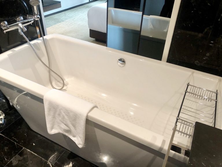 日本人好みの深さのあるバスタブ。