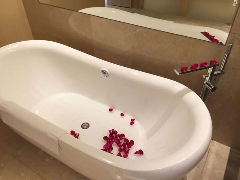 バスタブにバラ花びら