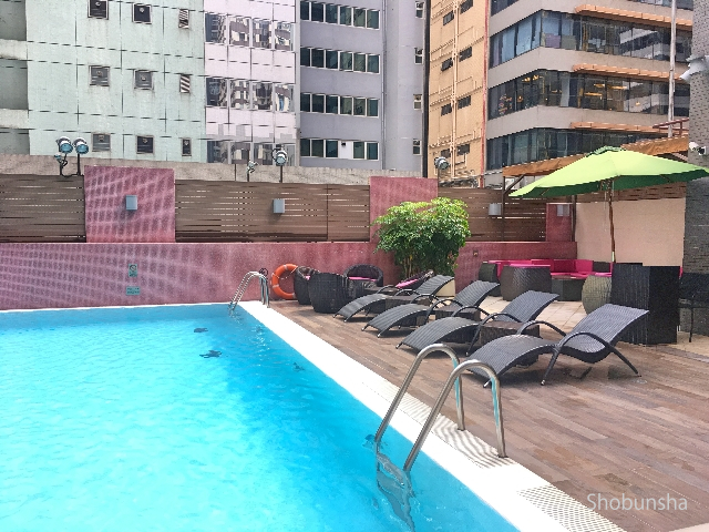 プールサイドにビーチチェアとソファーもあります