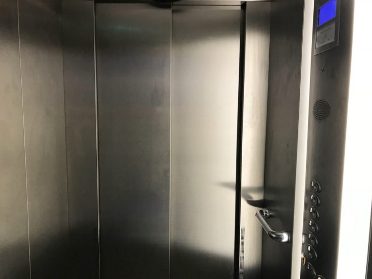 エレベーター内部
