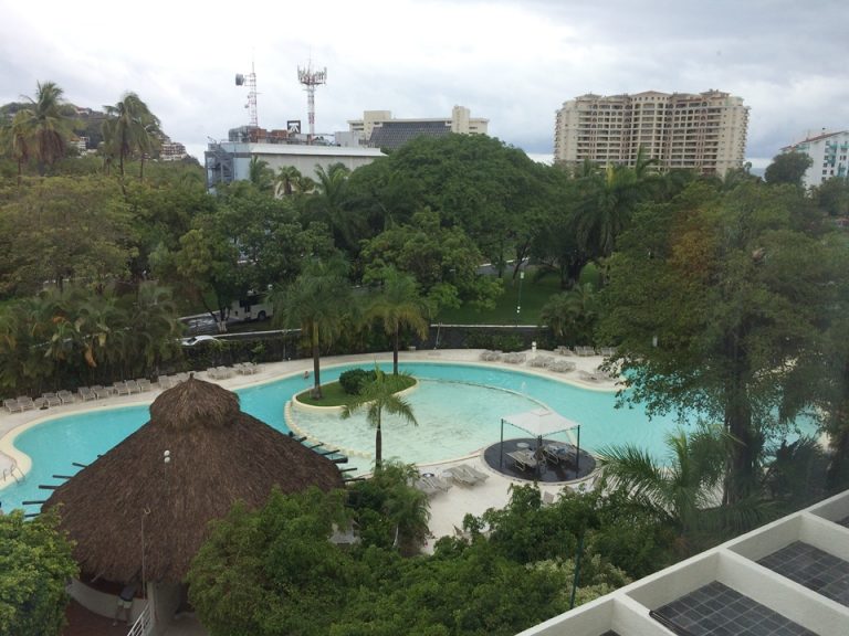 部屋から見たプール